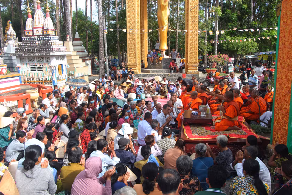 Buddhist followers enthusiastically take part in a prayer ceremony for the departed during the traditional Chol Chnam Thmay New Year. (Photo: VNA)