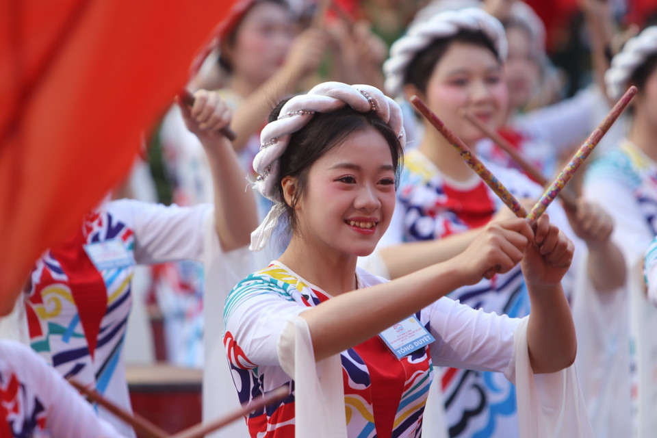 Members of the drum ensemble of the People's Police Academy in the full dress rehearsal. (Photo: VNA)