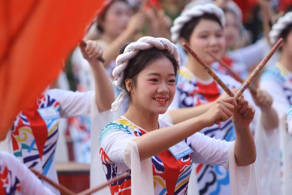 Members of the drum ensemble of the People's Police Academy in the full dress rehearsal. (Photo: VNA)