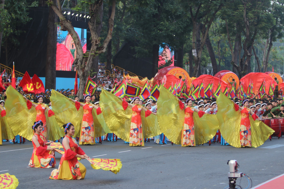 A performance by the drum ensemble of the People's Police Academy in the full dress rehearsal for the parade commemorating the 50th anniversary of the Liberation of the South and National Reunification. (Photo: VNA)