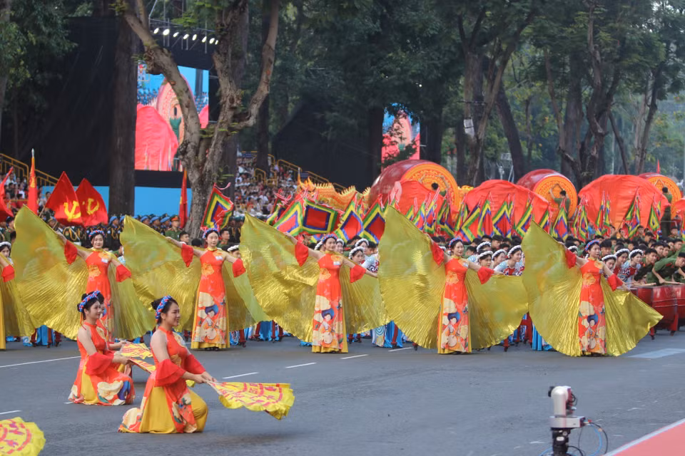 A performance by the drum ensemble of the People's Police Academy in the full dress rehearsal for the parade commemorating the 50th anniversary of the Liberation of the South and National Reunification. (Photo: VNA)