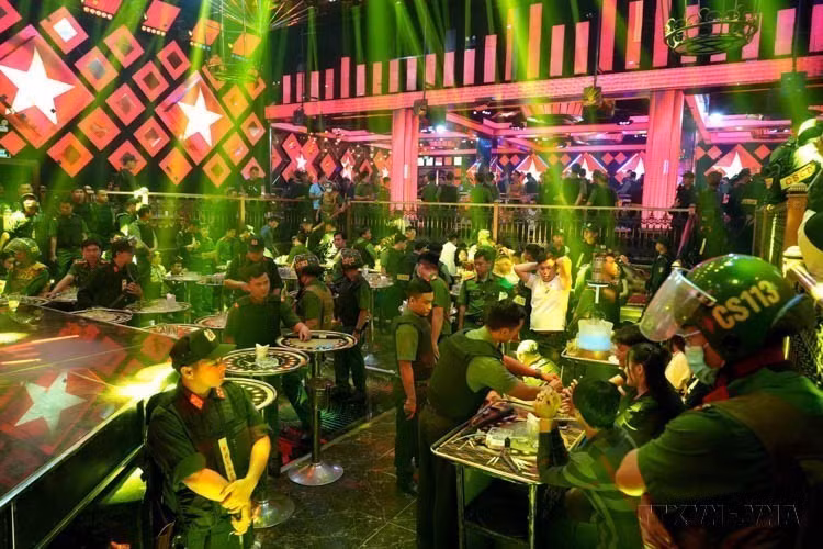Police investigators in Binh Thuan province bust a large-scale drug-use hotspot in Phan Thiet city on the morning of May 2, 2025. (Photo: VNA)
