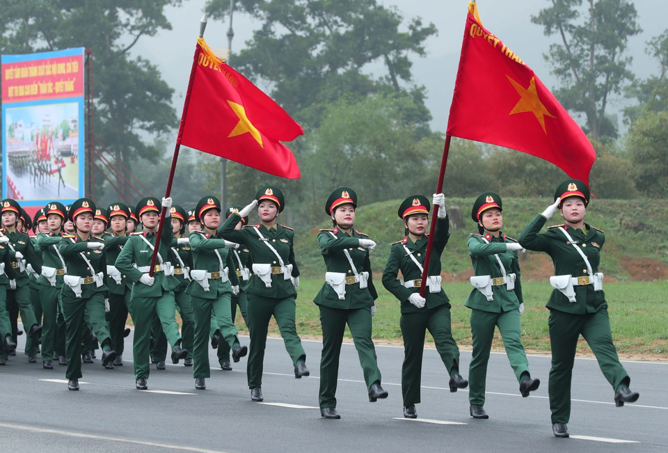 The female military medical corps take part in the rehearsal. (Photo: VNA)