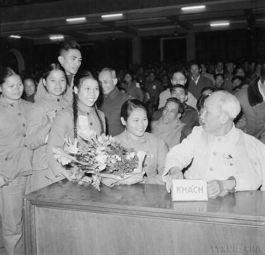 President Ho Chi Minh talks warmly with delegates attending the Patriotic Emulation Congress of the Northern Youth Volunteers in the resistance war against the United States (January 1967). (Photo: VNA)