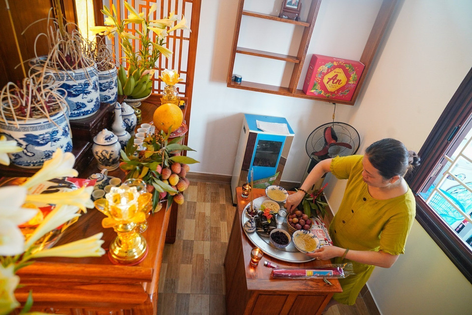 The ritual tray offered during Doan Ngo Festival is a way for descendants to express filial piety and gratitude. Depending on regional customs, the contents of the offering tray may vary. (Photo: VNA)