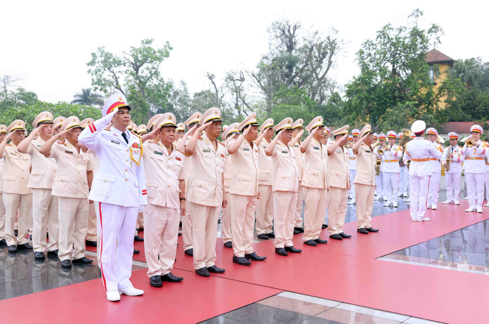 The delegation of the Central Public Security Party Committee – Ministry of Public Security pays tribute to the fallen soldiers. (Photo: VNA)