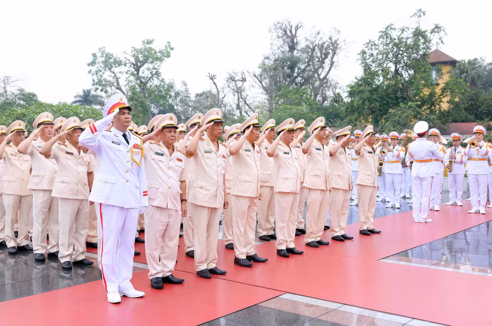 The delegation of the Central Public Security Party Committee – Ministry of Public Security pays tribute to the fallen soldiers. (Photo: VNA)
