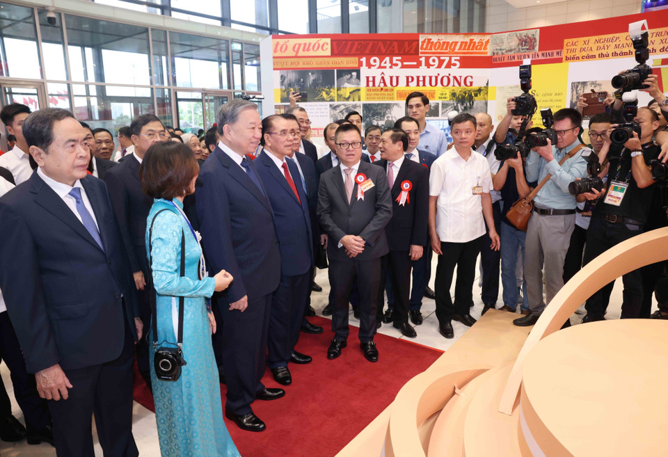 Party General Secretary To Lam and leaders visit the exhibition booths. (Photo: VNA)
