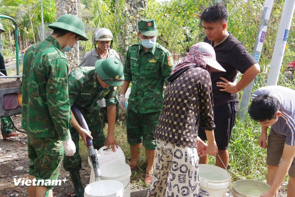 Residents in Khanh Hoa province receive freshwater containers for cooking and daily use after days without clean water due to damaged supply systems. (Photo: Vietnam+)