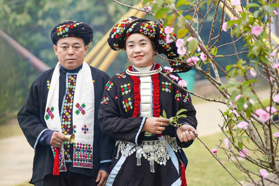 The elaborate and refined embroidery on Dao Tien clothing not only showcases high aesthetic value but also conveys long stories about the group’s history and origins. (Photo: VNA)