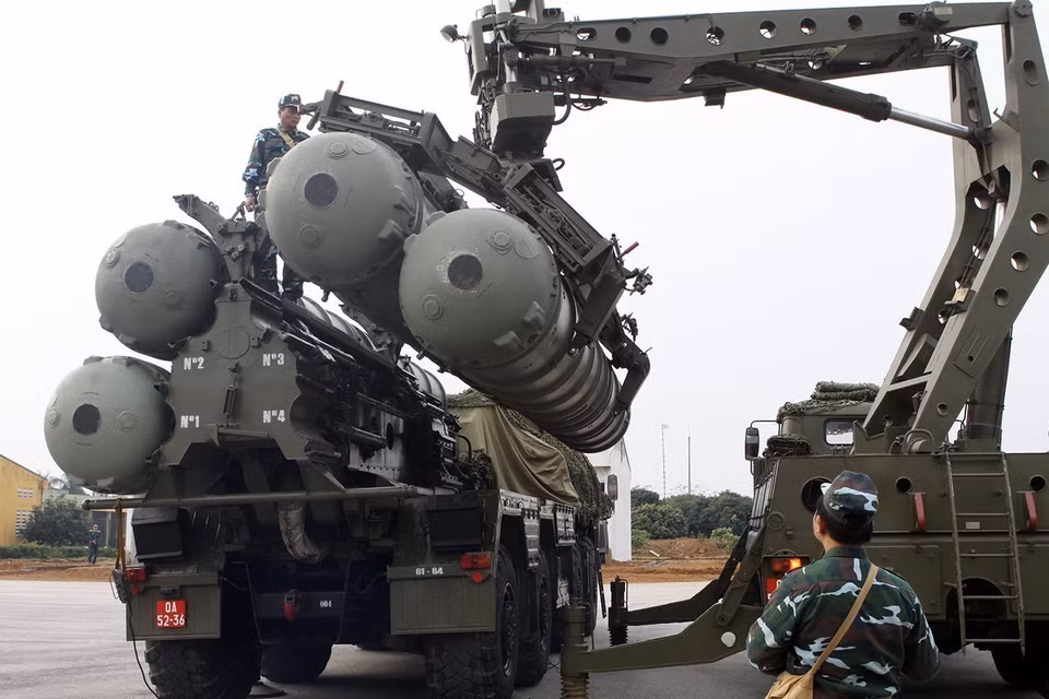 Russia is a traditional and reliable partner in technical and defense collaboration, serving as the primary supplier of military equipment to the Vietnam People's Army. In the photo: The Russia-designed S-300PMU1 modern air defense missile system is equipped for Vietnam’s air defense forces. (Photo: VNA)