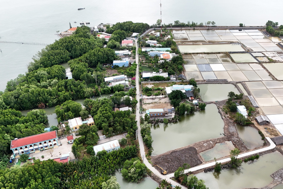 A 4-kilometre road encircles Thieng Lieng Island hamlet. (Photo: VNA)