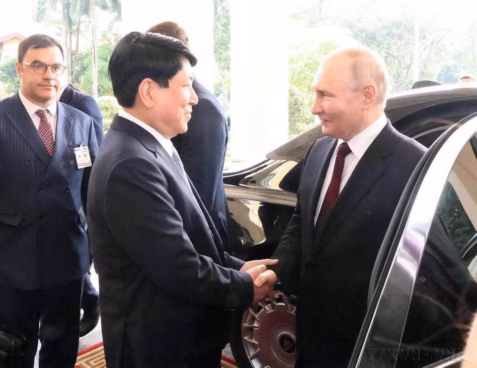 Politburo member and Permanent Secretary of the Party Central Committee Secretariat Luong Cuong welcomes Russian President Vladimir Putin at the Party Central Committee Headquarters, June 20, 2024. (Photo: VNA)