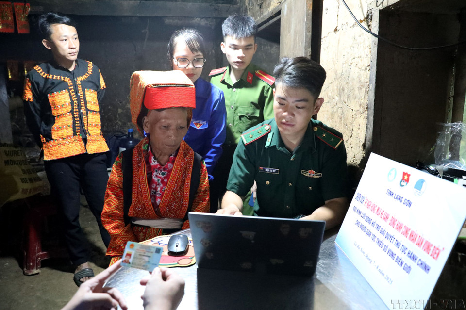 Soldiers visit households to assist residents in registering Level-1 electronic identification accounts via the VNeID application. (Photo: VNA)