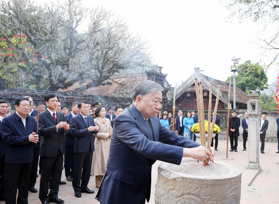 Party General Secretary To Lam and the central delegation offer incense at the Temple of King Dinh Tien Hoang. (Photo: VNA)