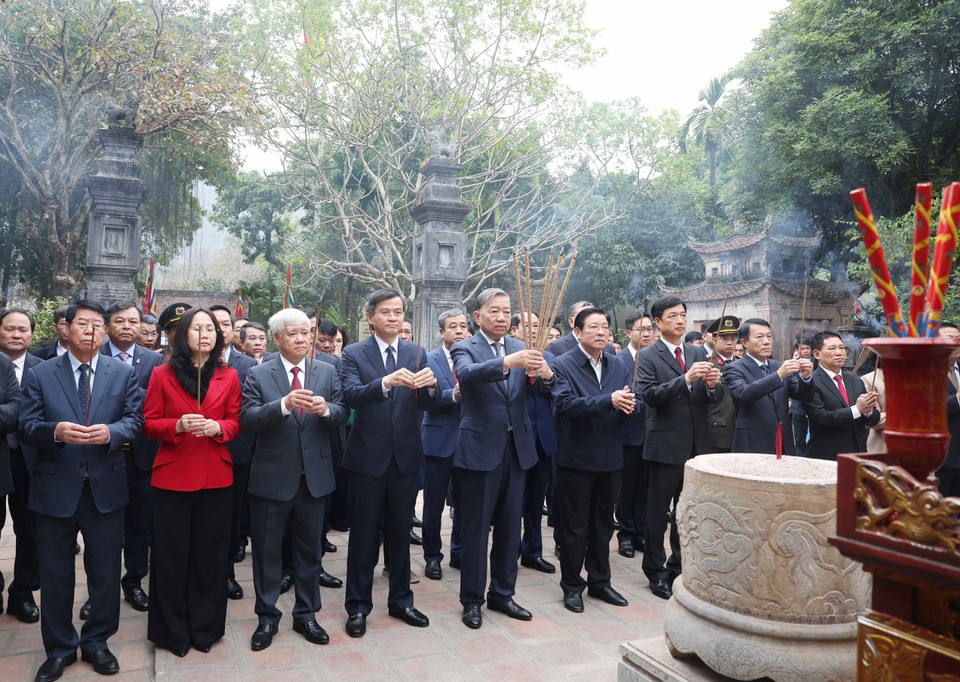Party General Secretary To Lam offers incense at the Temple worshipping King Le Dai Hanh. (Photo: VNA)
