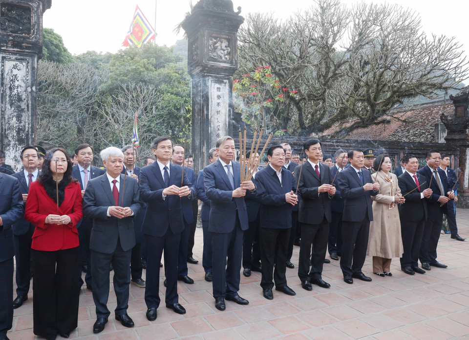 Party General Secretary To Lam and the central delegation offer incense at the Temple of King Dinh Tien Hoang. (Photo: VNA)