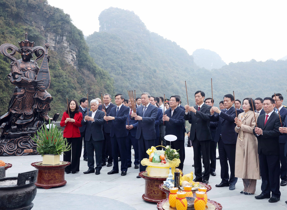 Party General Secretary To Lam and the central delegation offer incense to former emperors and ancestors at the Kinh Thien Altar area, Gia Sinh Commune, Gia Vien District, Ninh Binh Province. (Photo: VNA)