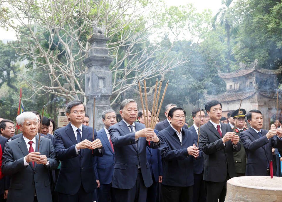 Party General Secretary To Lam and the central delegation offer incense at the Temple of King Le Dai Hanh. (Photo: VNA)