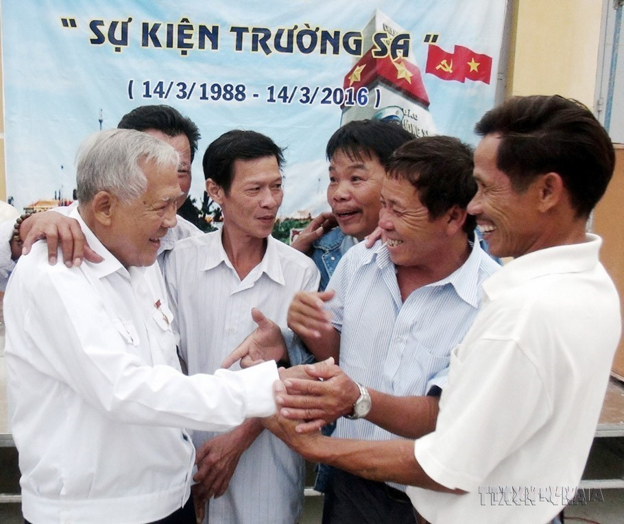 On the 28th anniversary of the Gac Ma battle (March 14, 1988 – March 14, 2016), nearly 400 war veterans who fought in Truong Sa archipelago gather for an emotional reunion in Hoa Dong commune, Tay Hoa district, Phu Yen province. (Photo: VNA)