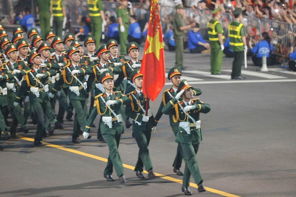 The contingents marching through Cua Nam area during the State-level rehearsal parade of the A80 event. (Photo: VNA)