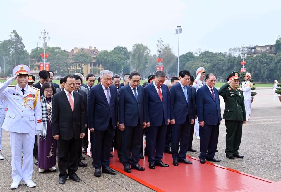 The delegation of incumbent and former Party and State leaders, led by General Secretary To Lam, solemnly pay tribute to President Ho Chi Minh. (Photo: VNA)