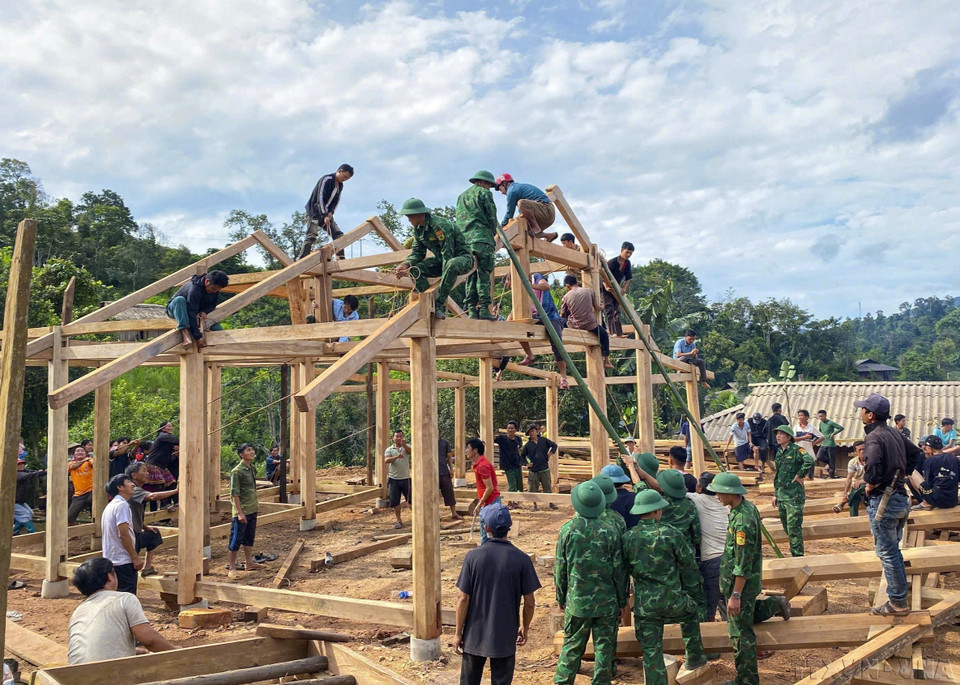 Na Bung border guard officers in northwestern Dien Bien province help build houses for poor households. (Photo: VNA)