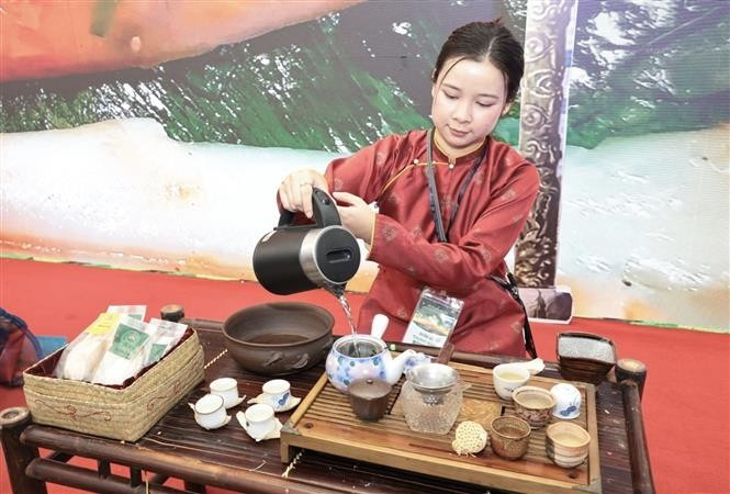 A performance showcasing the art of brewing lotus tea from Hue. (Photo: VNA)
