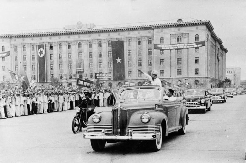 The people of Pyongyang warmly welcome President Ho Chi Minh, who leads a Vietnamese Party and Government delegation on an official friendly visit to the DPRK on July 8-12, 1957. (Photo: VNA)