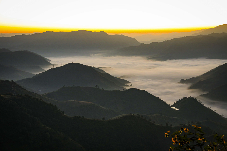 A sea of clouds rises in the valley. (Photo: VNA)