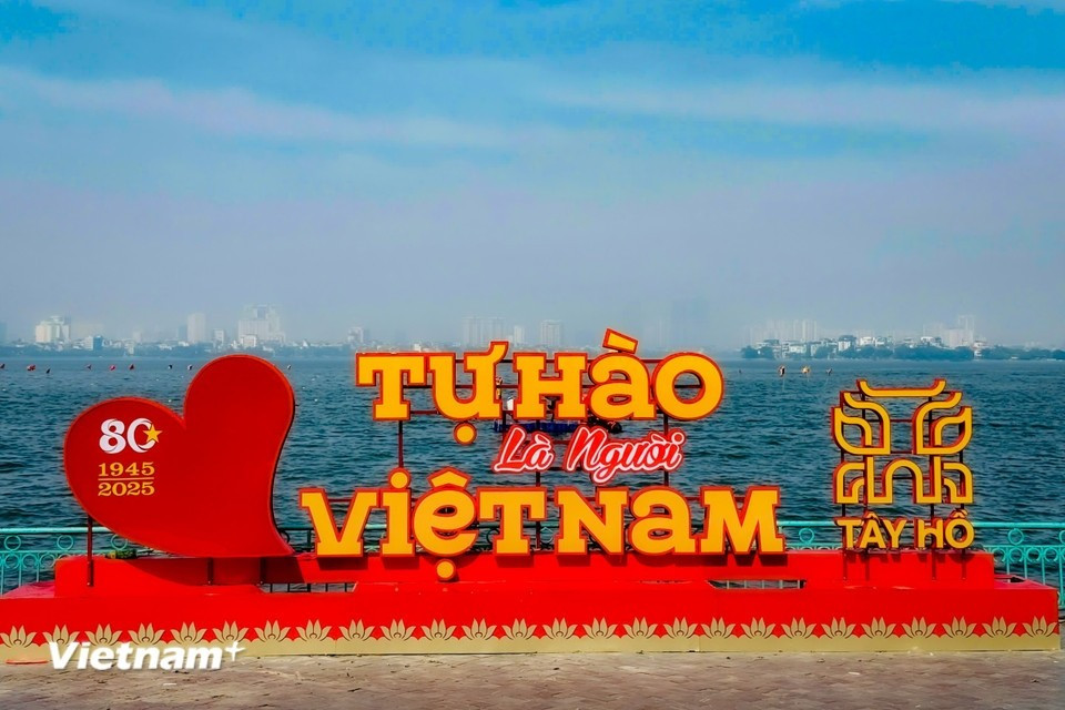 Around West Lake, many attractive “check-in” spots appeal to young people. (Photo: Vietnam+)