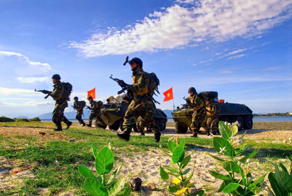 Officers and soldiers of the Naval Region 4 Command during a defense drill. (Photo: Published by VNA)