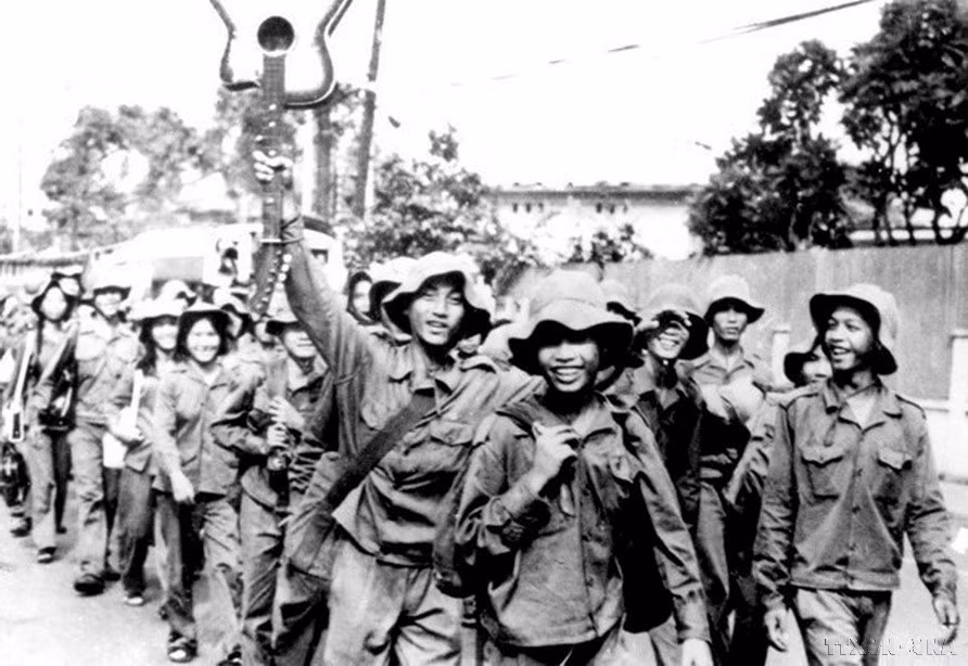 Young people in Ho Chi Minh City enthusiastically depart to build new economic zones following the end of the war, March 28, 1976. (Photo: Published by VNA)