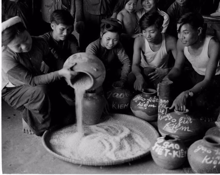 Members of the Youth Union in Tam Son Commune, Yen Dung District, Bac Giang Province, pool rice from savings jars to create a credit fund for youth members in need, June 28, 1960. (Photo: VNA)