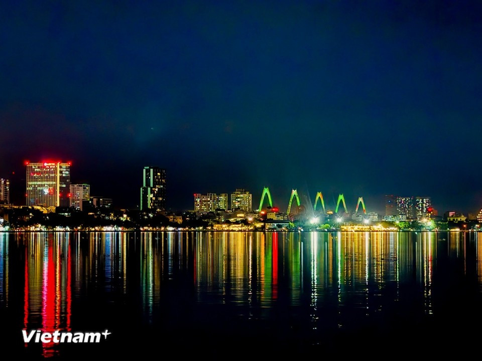 West Lake at night offers an exceptionally serene and quiet scene, contrasting with the city’s fast-paced daytime rhythm. (Photo: Vietnam+)