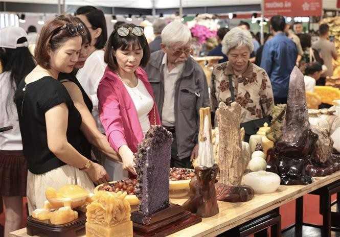 A wide range of gemstone products on display. (Photo: VNA)