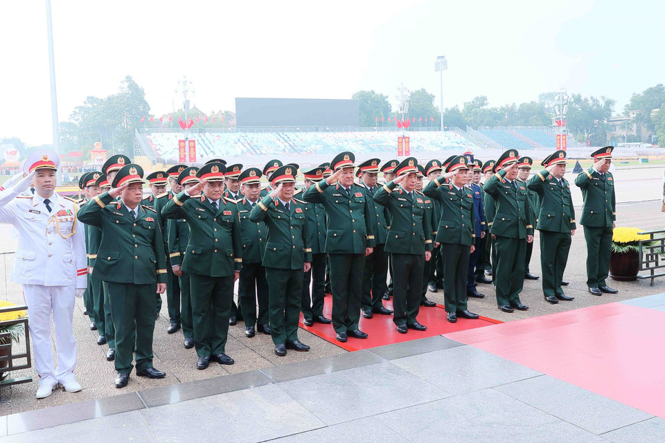 A delegation of the Central Military Commission – Ministry of National Defence paid tribute to President Ho Chi Minh. (Photo: VNA)