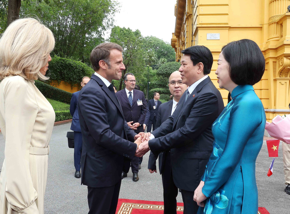 State President Luong Cuong and his spouse welcome French President Emmanuel Macron and his spouse. (Photo: VNA)