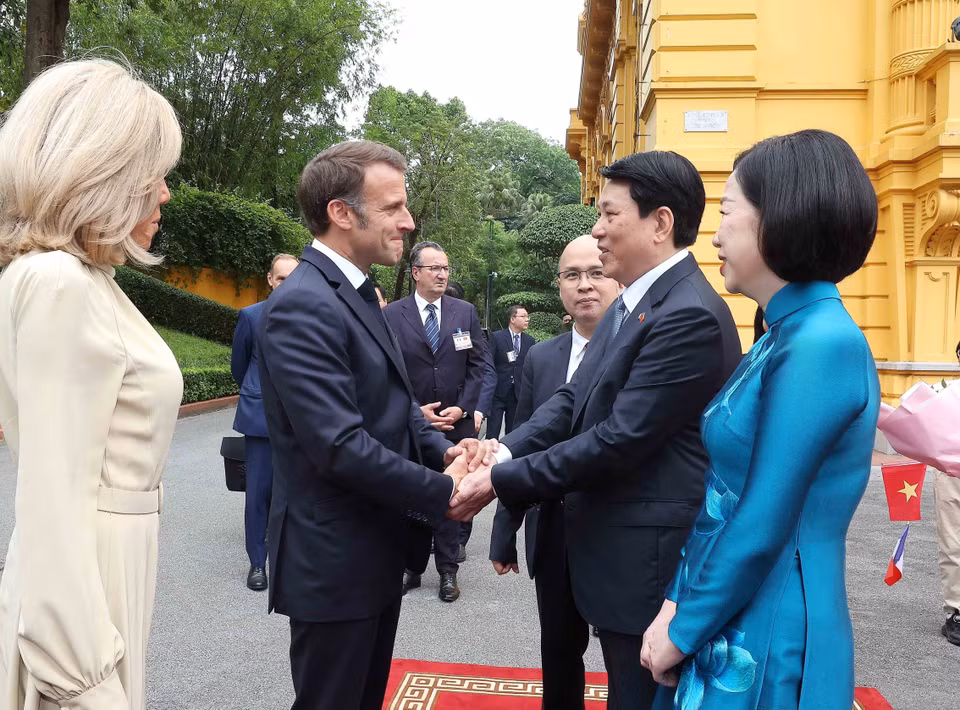 State President Luong Cuong and his spouse welcome French President Emmanuel Macron and his spouse. (Photo: VNA)