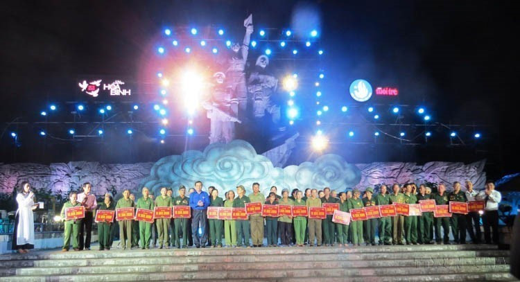 Sixty savings books are presented to former Youth Volunteers of the Truong Son Corps during the programme “Vietnamese Youth – A Story of Peace” under the theme “Truong Son Trail – Road to Peace,” held on the evening of May 16, 2019 at the Youth Volunteers Monument against the US (Son Trach commune, Bo Trach district, Quang Binh province). (Photo: VNA)