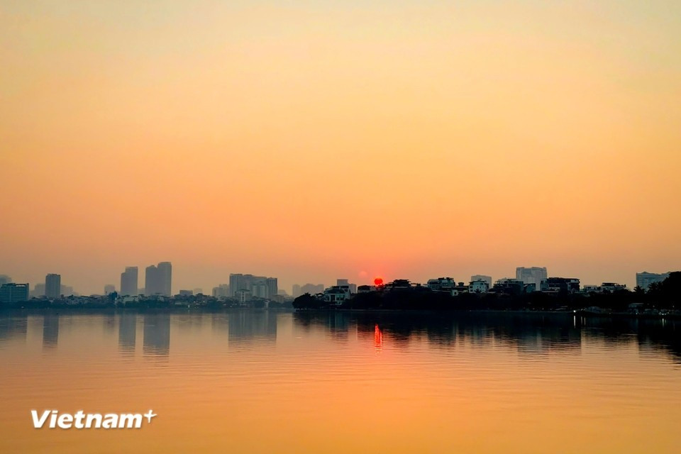The peaceful West Lake sunset enchants dreamy souls every evening as they visit Hanoi. (Photo: Vietnam+)