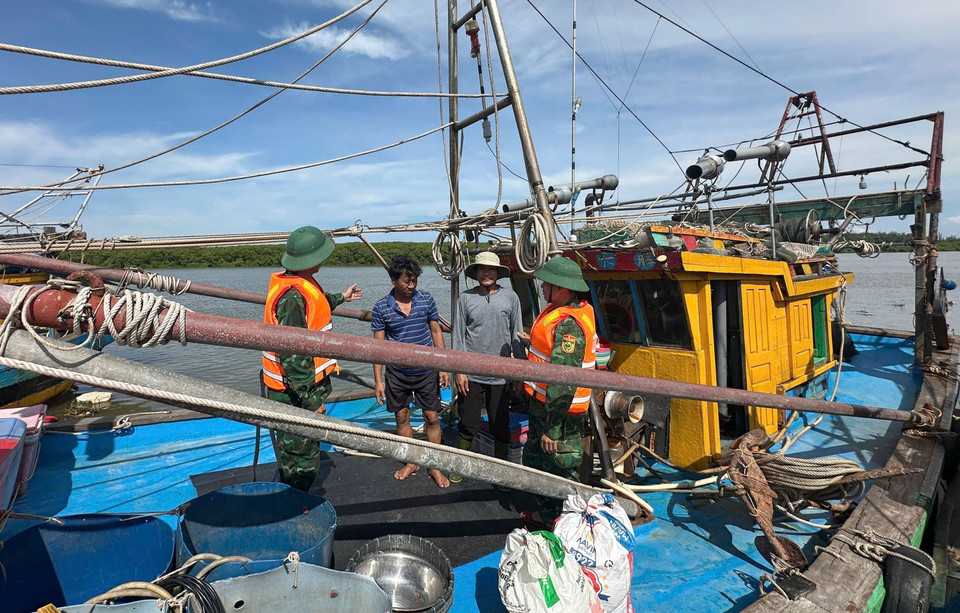 By 2pm on August 23, units of the Nghe An Border Guard Command had informed 408 vessels of the storm’s location and direction. (Photo: VNA)