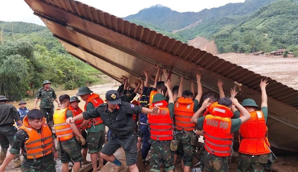 Military forces search for victims missing after a landslide in Nu village, Phuc Khanh commune, Bao Yen district, northern Lao Cai province. (Photo: VNA)