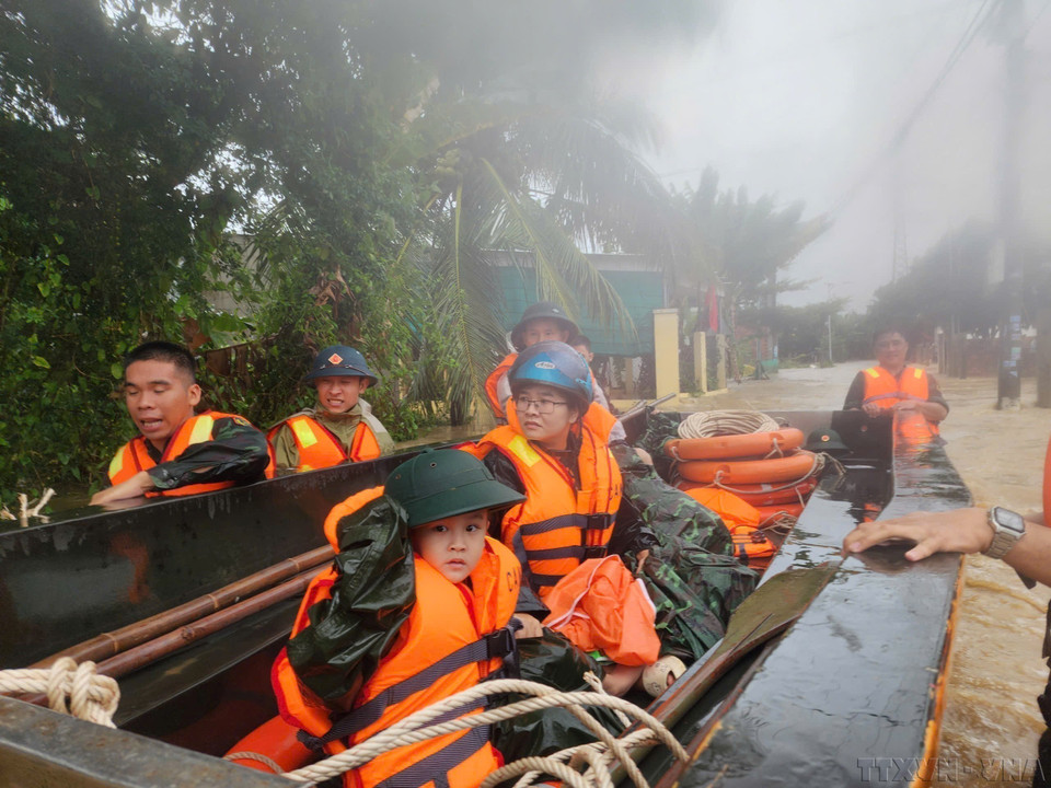 Residents are evacuated by military forces as their homes are flooded in south-central Khanh Hoa province. (Photo: VNA)