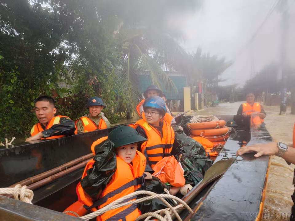 Residents are evacuated by military forces as their homes are flooded in south-central Khanh Hoa province. (Photo: VNA)