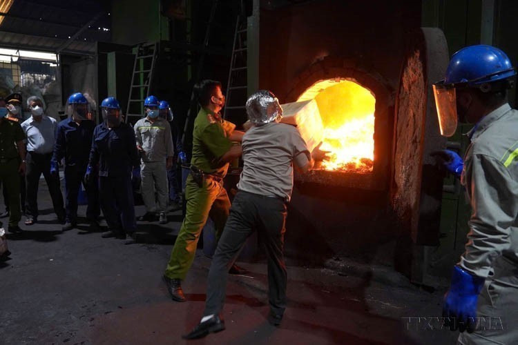 Relevant agencies open storage units, tally nearly 1.3 tons of narcotics from 126 criminal cases, and destroy them by incineration in Binh Chanh district, Ho Chi Minh City, on September 25, 2024. (Photo: published by VNA)
