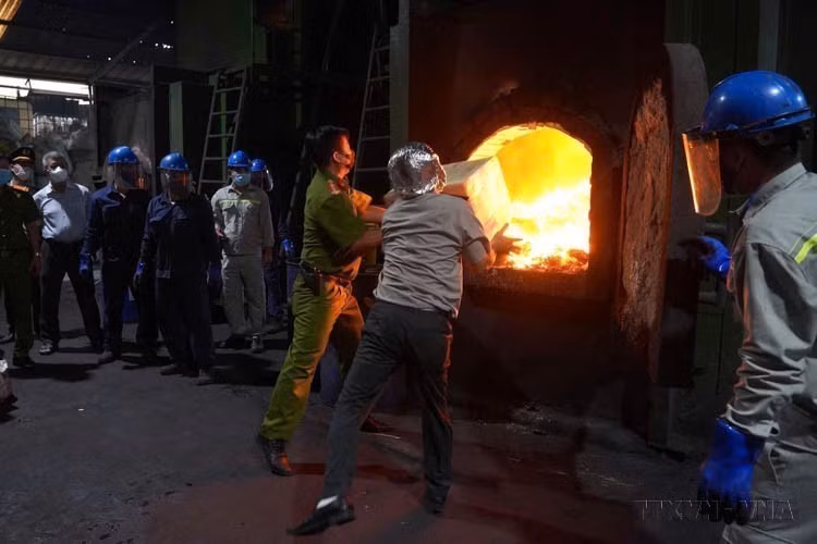Relevant agencies open storage units, tally nearly 1.3 tons of narcotics from 126 criminal cases, and destroy them by incineration in Binh Chanh district, Ho Chi Minh City, on September 25, 2024. (Photo: published by VNA)