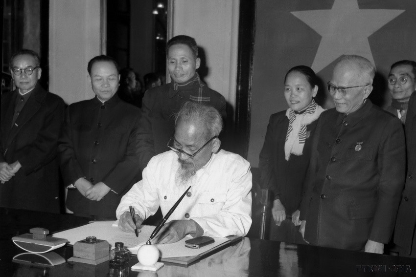 President Ho Chi Minh signs a decree promulgating the 1960 Constitution, January 1, 1960. (Photo: VNA)