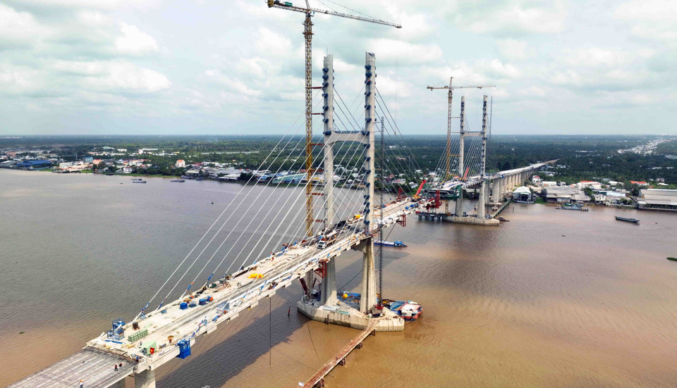 Rach Mieu 2 Bridge under construction – a cable-stayed bridge spanning the Tien River to connect Tien Giang and Ben Tre provinces. (Photo: VNA)