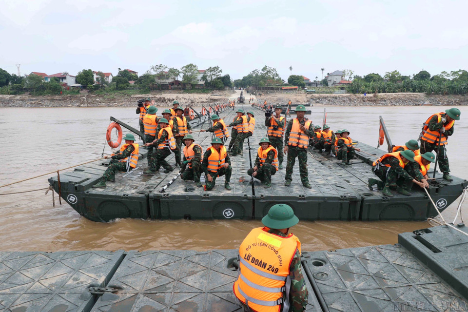 Engineering troops of Brigade 249 complete the assembly of the Phong Chau pontoon bridge to serve local residents after the previous one collapses due to flooding. (Photo: VNA)